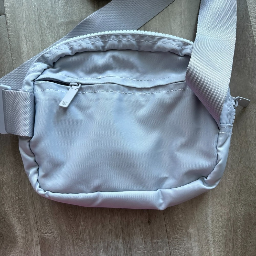 Lavender‎ Belt Bag Gaiam  Zip Pouch with Logo & Compartments - Picture 3 of 10